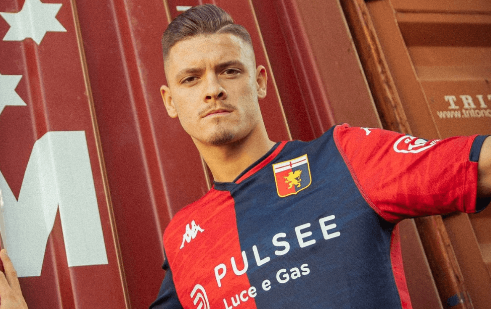 Vitinha qui pose avec le maillot du Genoa 14 juin 2024