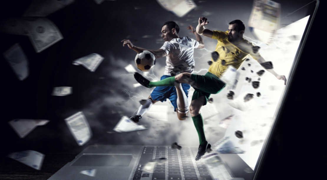 2 joueurs de football qui sortent d’un ordinateur avec des billets qui volent et un ballon de foot