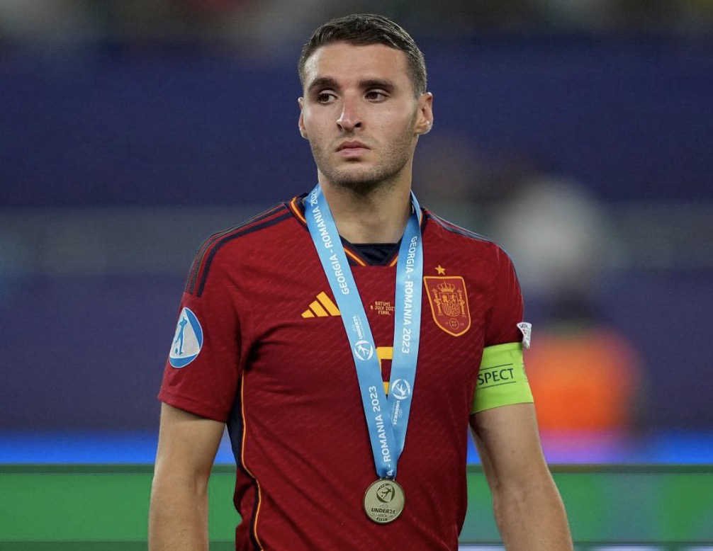 Abel Ruiz avec sa médaille avec l’Espagne à l’euro U21