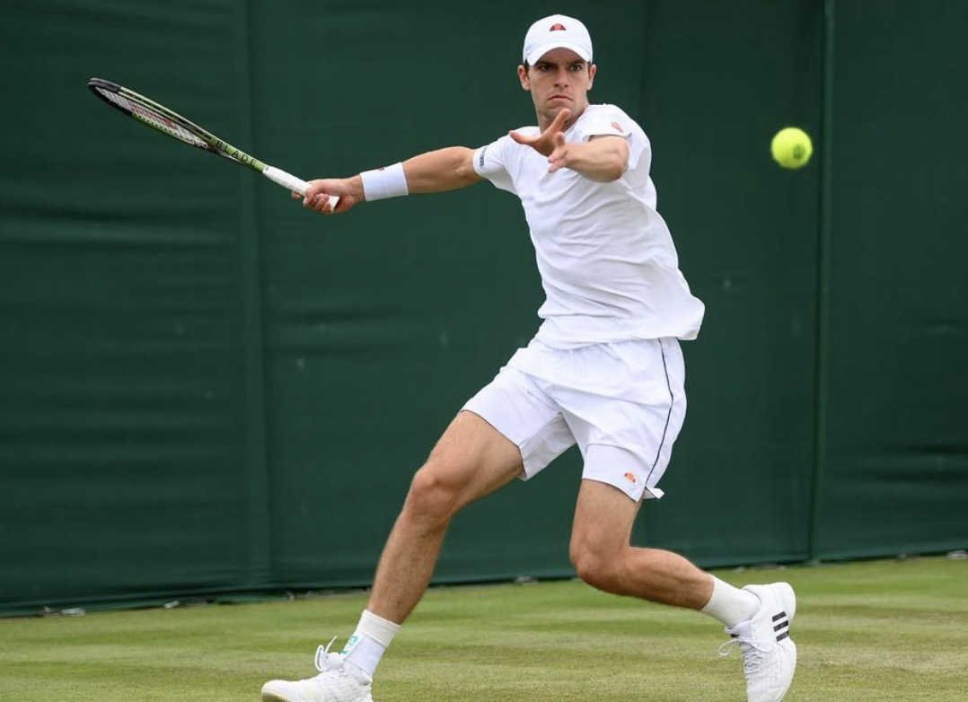 Alastair Gray qui se prépare à jouer un coup droit à Wimbledon