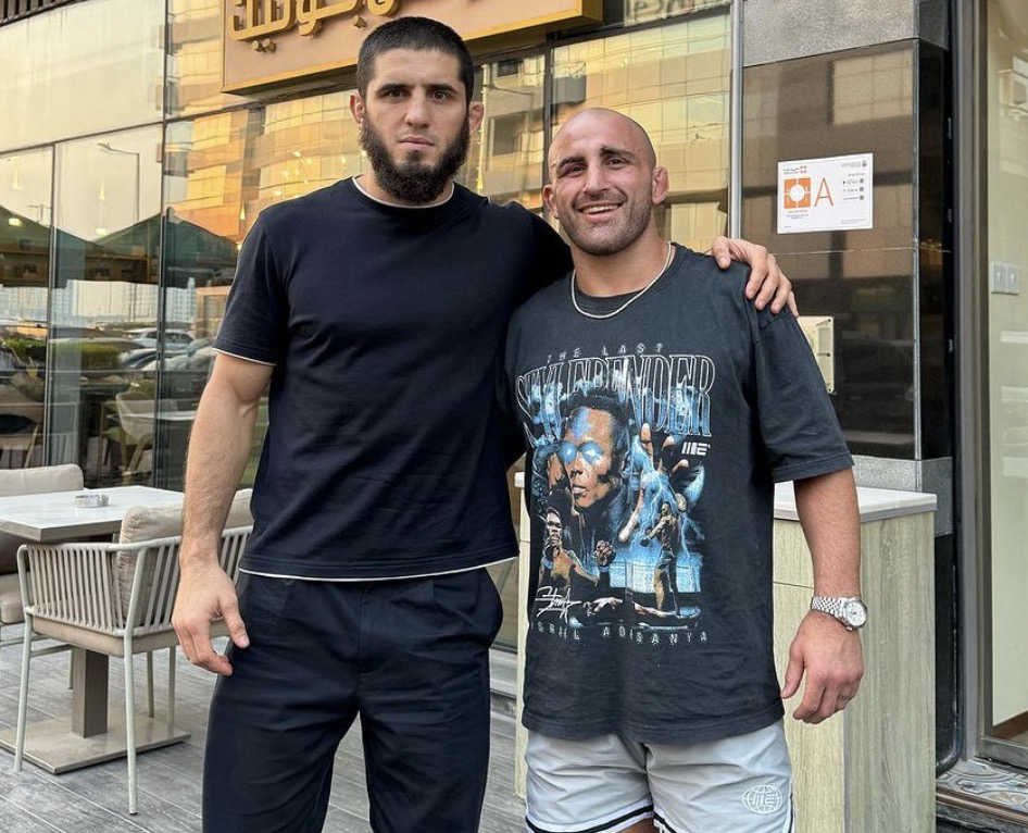 Alexander Volkanovski avec Islam Makhachev en dehors du MMA