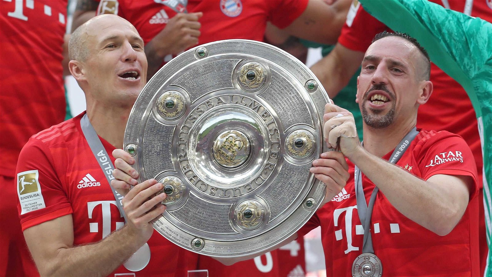 Arjen Robben et Franck Ribéry qui soulèvent le trophée de champion d’Allemagne avec le Bayern Munich