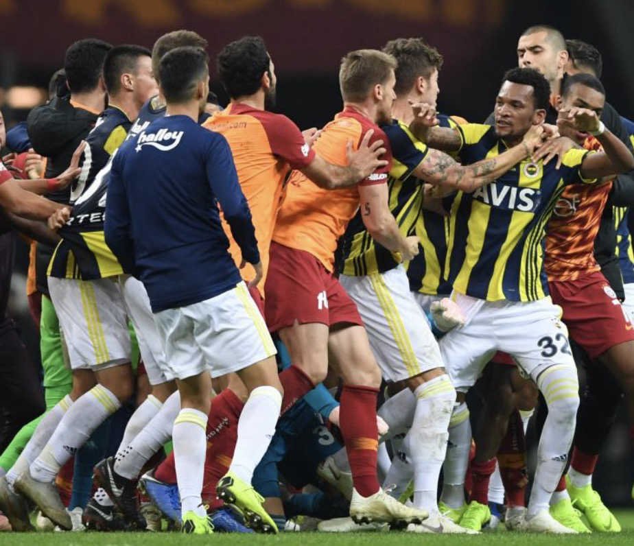 Bagarre Galatasaray contre Fenerbahçe en turquie lors d’un match de Football