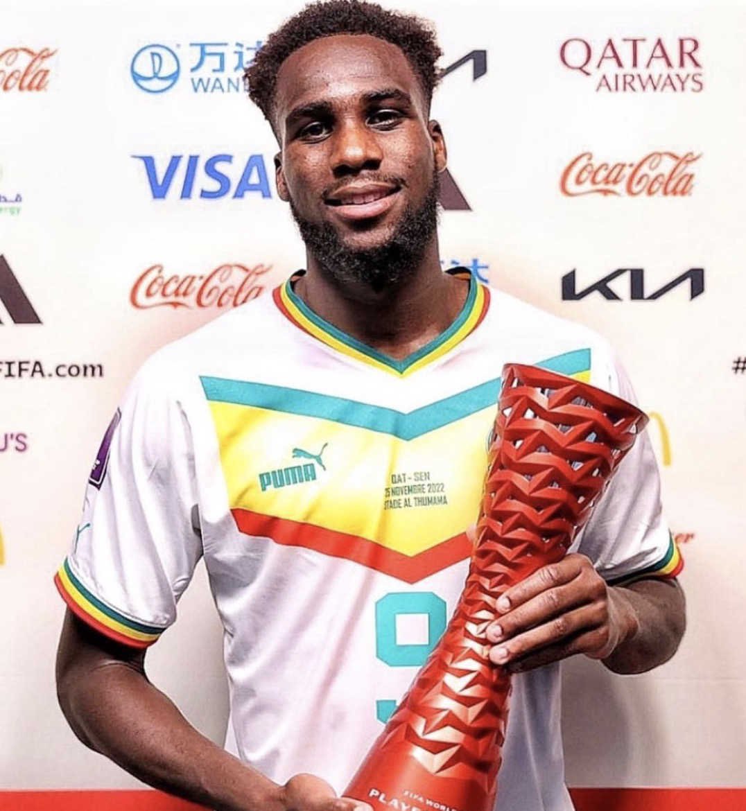 Boulaye Dia avec son trophée d’homme du match en sélection sénégalaise