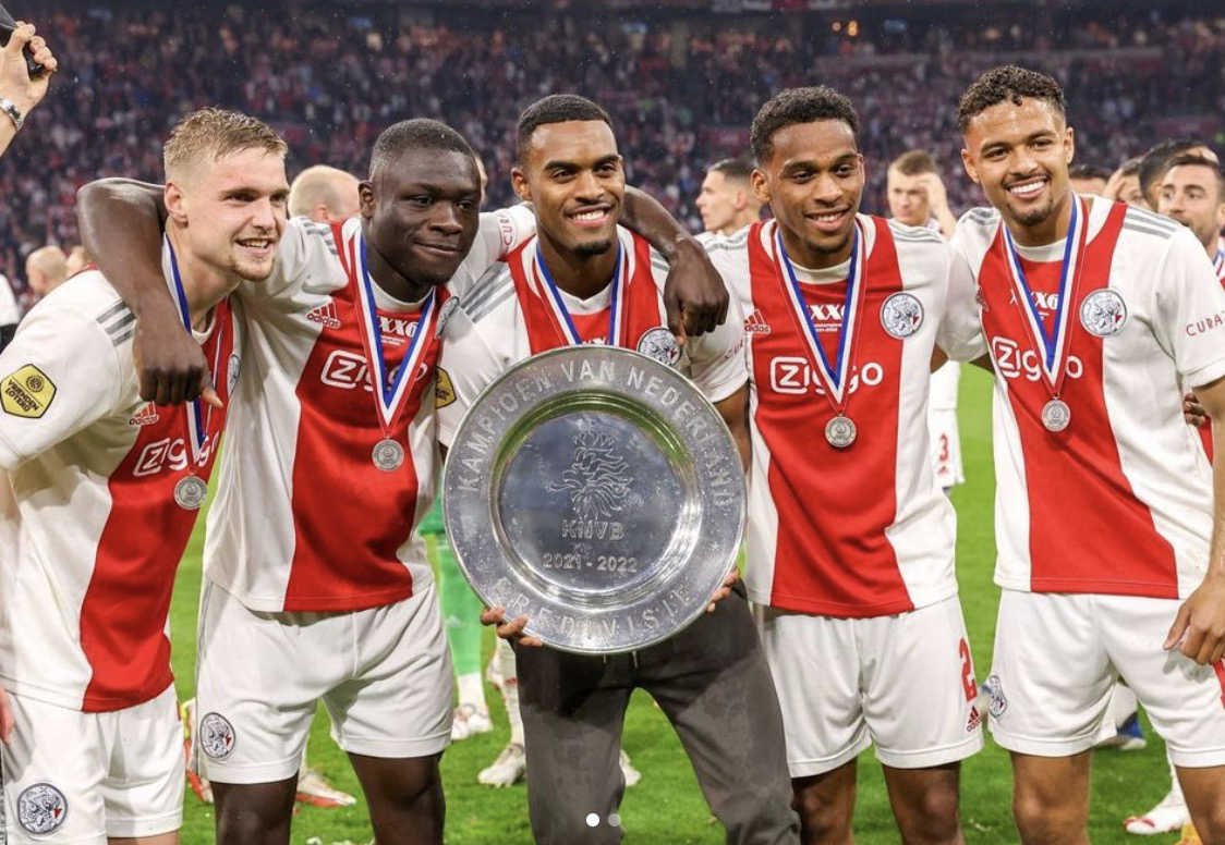 Brian Brobbey avec ses coéquipiers et son titre remporté avec l'Ajax Amsterdam