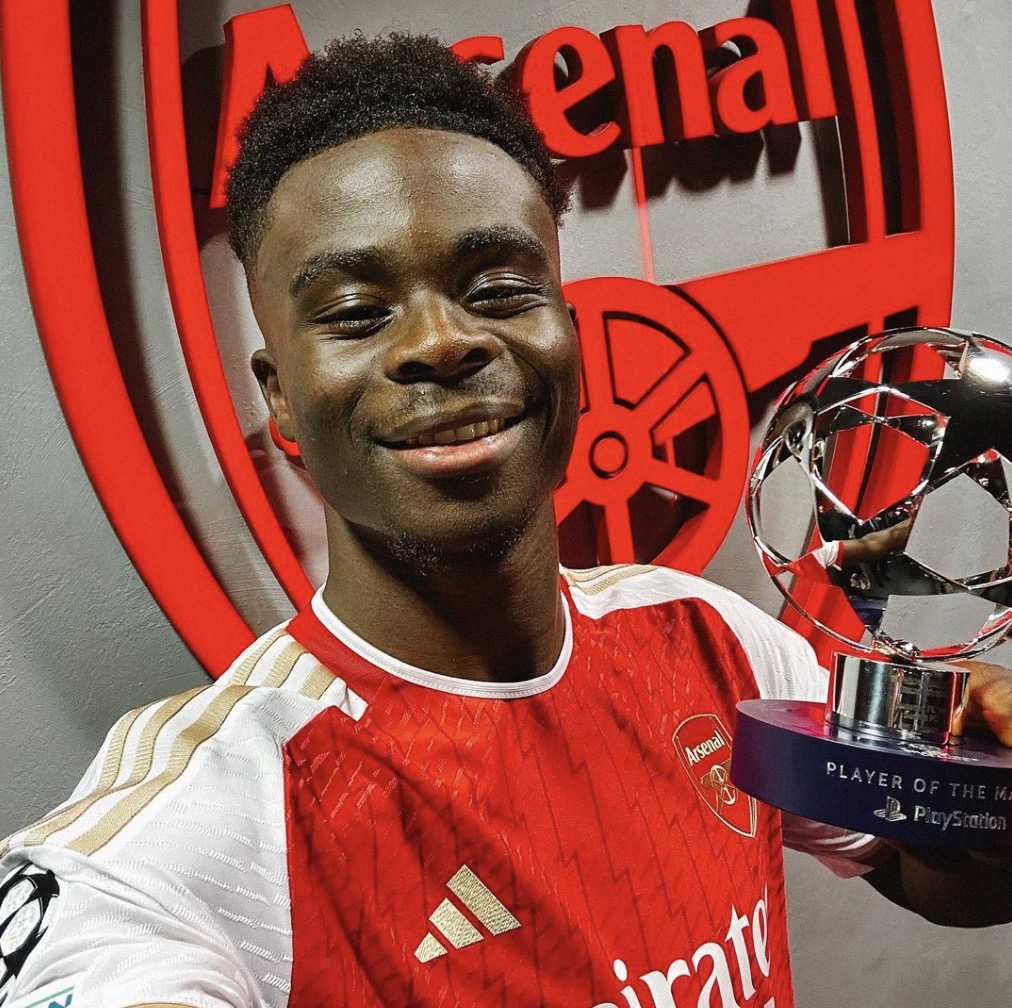 Bukayo Saka avec son trophée d’homme du match en Premier League