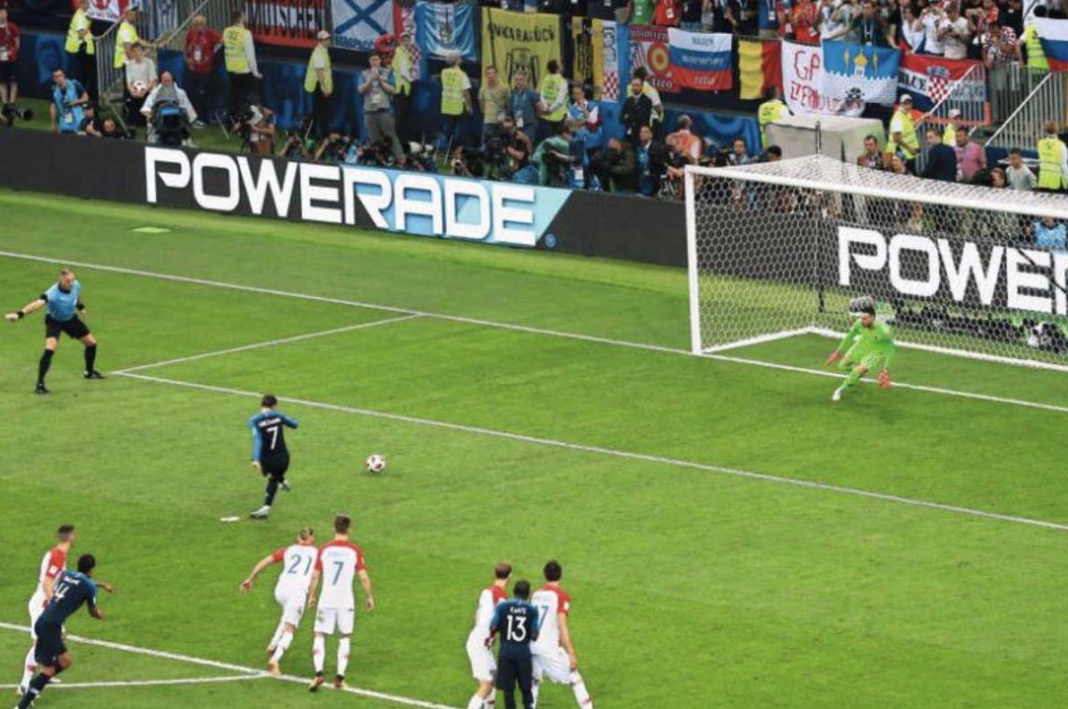 But sur Pénalty d’Antoine Griezmann en Finale de la Coupe du Monde 2018 contre la Croatie.