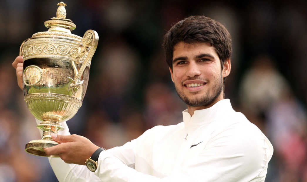 Carlos Alcaraz qui soulève le trophée du vainqueur de Wimbledon 2023