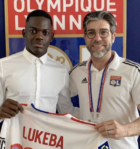 Castello Lukeba signature de son premier contrat professionnel avec l’Olympique Lyonnais
