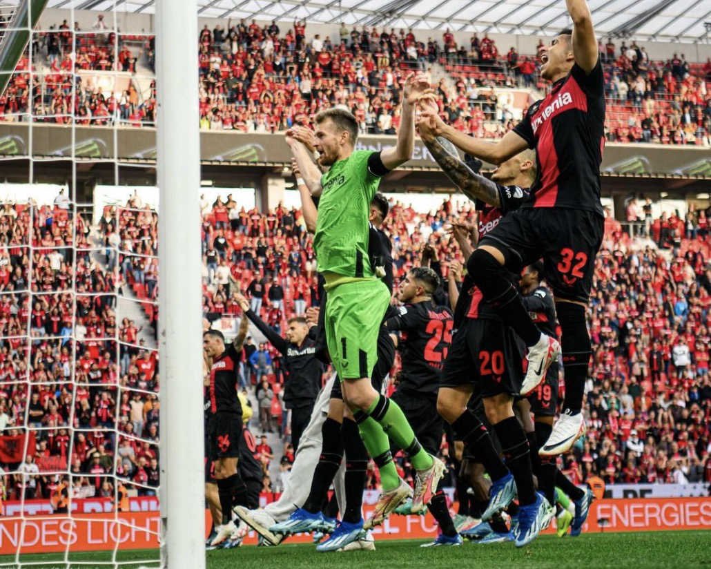 Célébration de l’équipe du Bayer Leverkusen face à son public