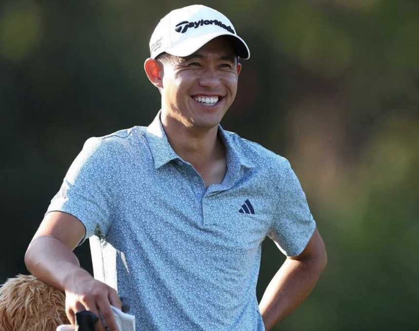 Collin Morikawa avec le sourire pendant un tournoi de golf