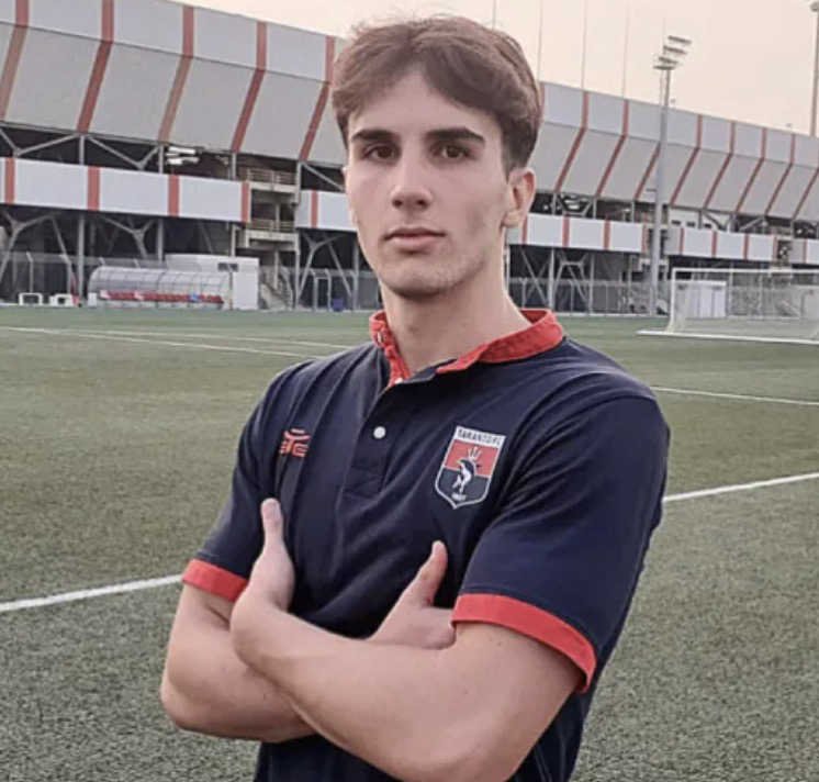 Daniel Hysaj bras croisé avec son nouveau maillot à Taranto FC