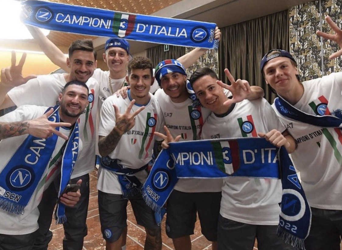 Davide Marfella avec ses coéquipiers de Naples brandissant des écharpes : “Campion d’Italia”