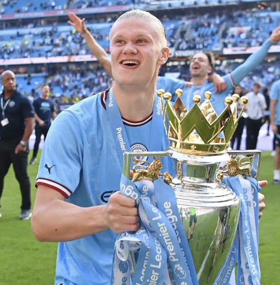 Erling Haaland avec le trophée de la Premier League remporté avec Manchester City