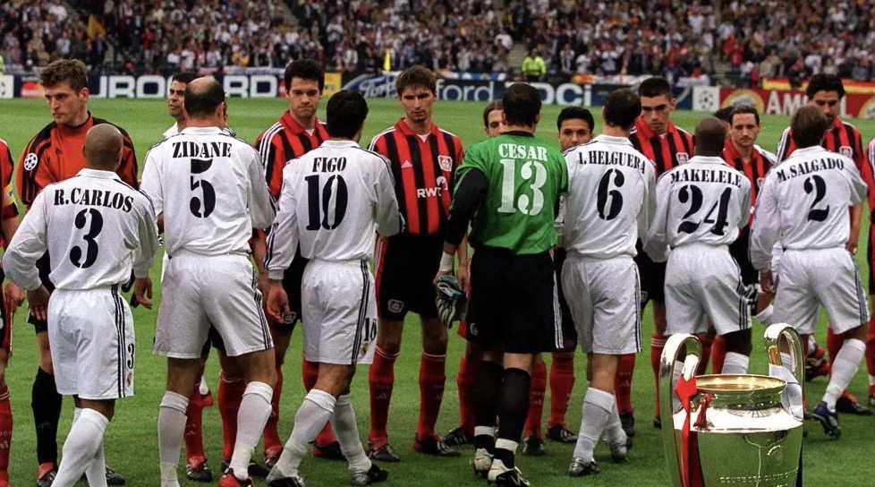 Finale ligue des champions 2002 contre le Real Madrid : les joueurs se serrent la main avant le match