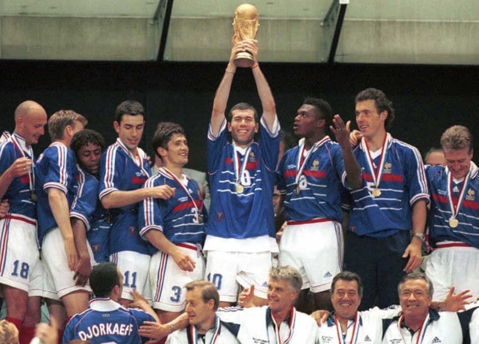 football coupe du monde 1998 équipe de france célébre titre zidane soulève trophé
