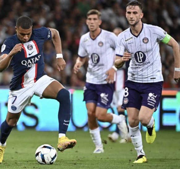 football ligue 1 toulouse fc contre le paris saint germain duel avec kylian mbappé