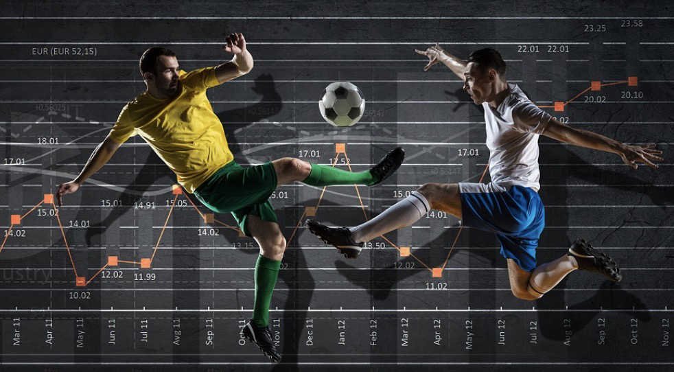 Graphique d’analyses avec devant, deux joueurs de football en pleins duel pour le ballon