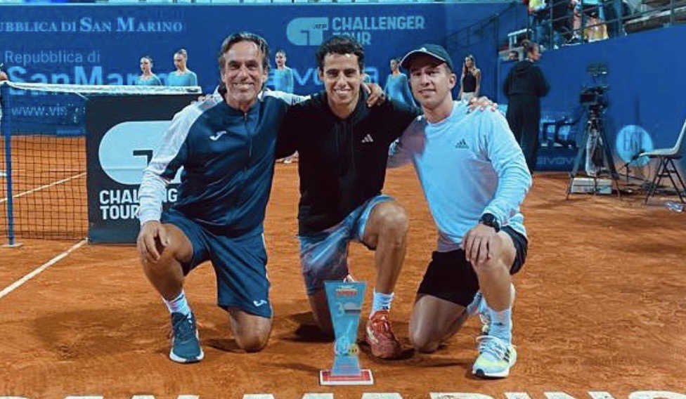 Jaume Munar Clar avec ses entraîneurs et son titre en Challenger