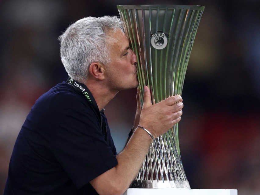 José Mourinho embrasse le trophé de la Ligue Europa 