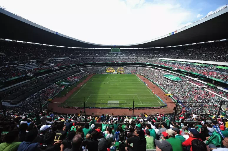 Jour de match, intérieur du Stade Azteca au Mexique