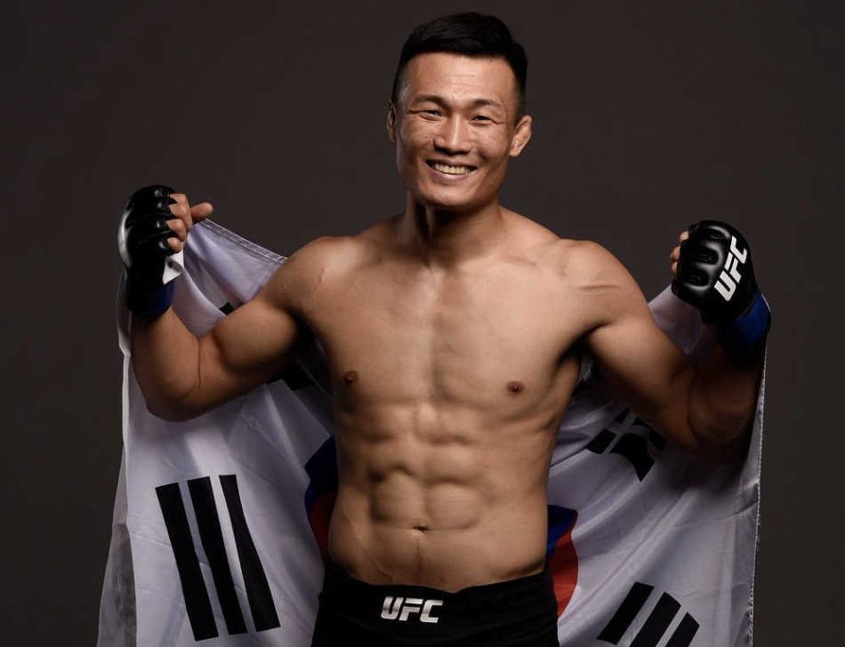 Jung Chan-Sung avec ses gants de MMA et le drapeau de la Corée du Sud dans son dos