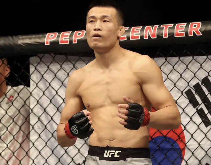 Jung Chan-Sung dans la cage avant un combat de MMA lors de ses débuts à l’UFC