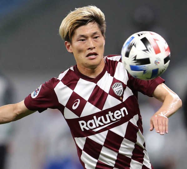 Kyogo Furuhashi à Kobe concentré sur le ballon de football