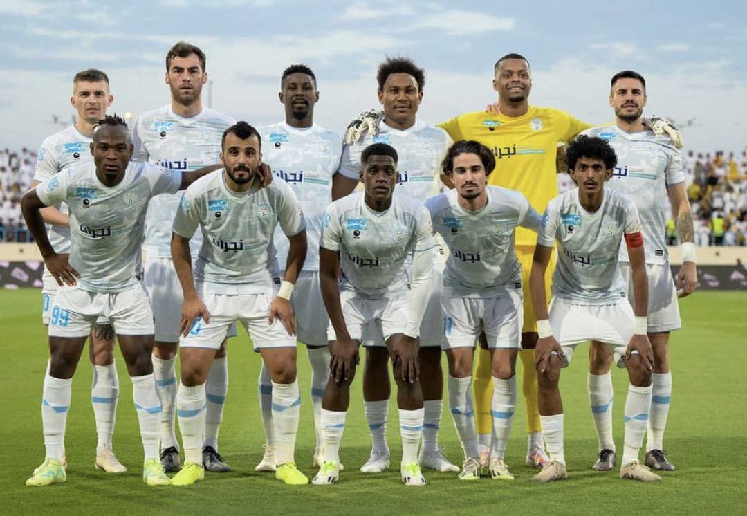 L’équipe de Al Akhdoud avant un match de Saudi Pro League