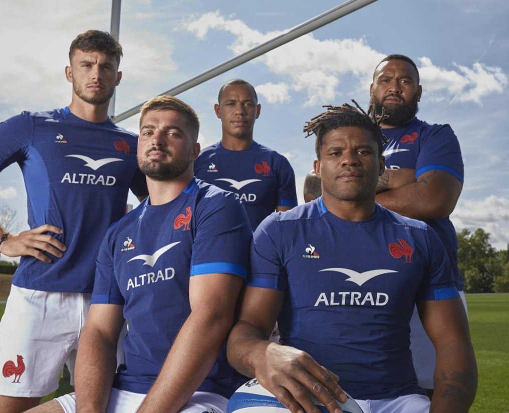 L’Équipe de France de rugby qui pose avec le maillot officiel pour le tournoi des six nations 204
