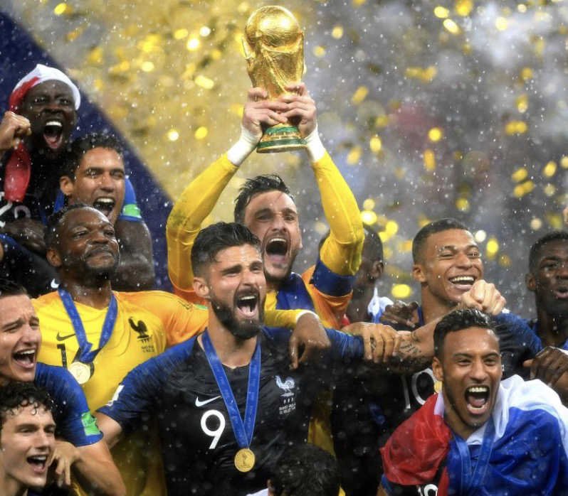 L’équipe de France qui célèbre le titre de Champion du Monde 2018
