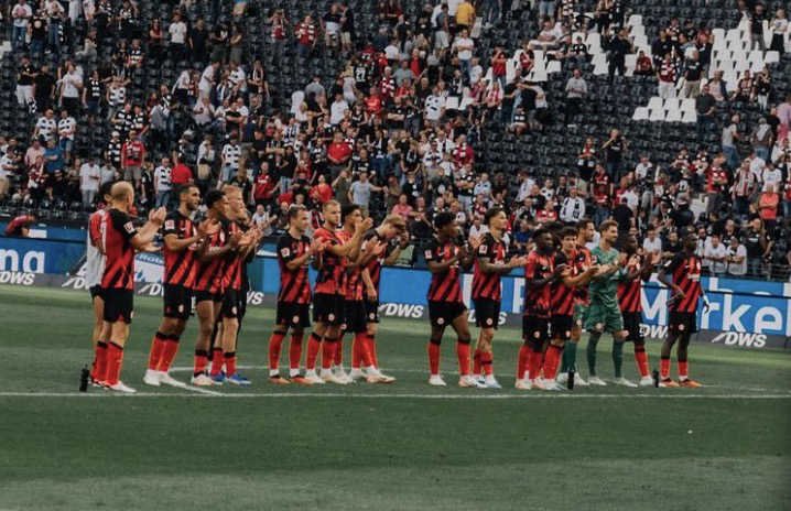 L’équipe de l'Eintracht Francfort qui applaudit son public après une victoire