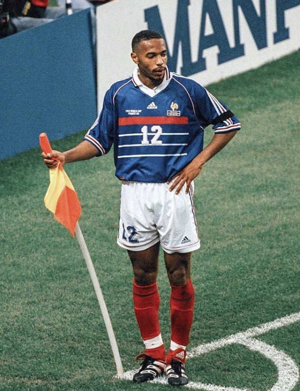 La Célébration Thierry Henry avec le poteau de corner
