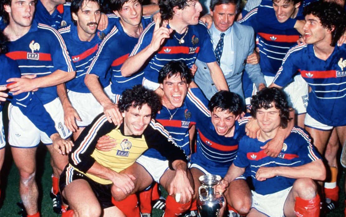 La France avec le trophée du gagnant de l’Euro 1984
