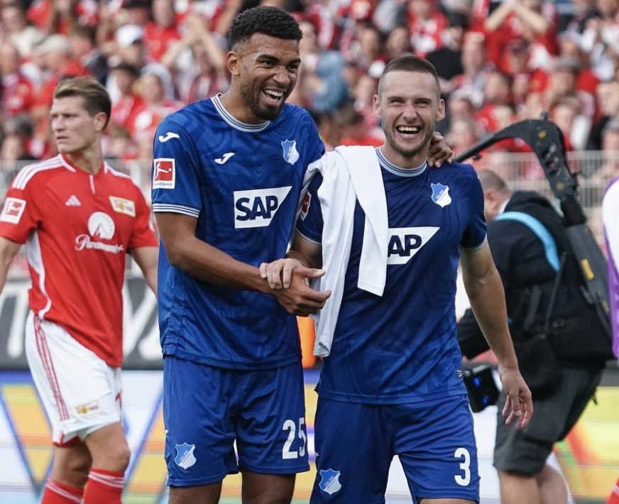 Les joueurs d’Hoffenheim qui sourient après une victoire