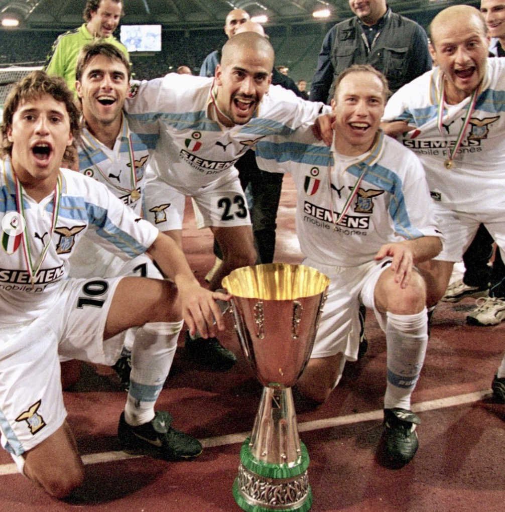 Les joueurs de la Lazio qui pose avec la deuxième supercoppa de son histoire le 08/09/2000