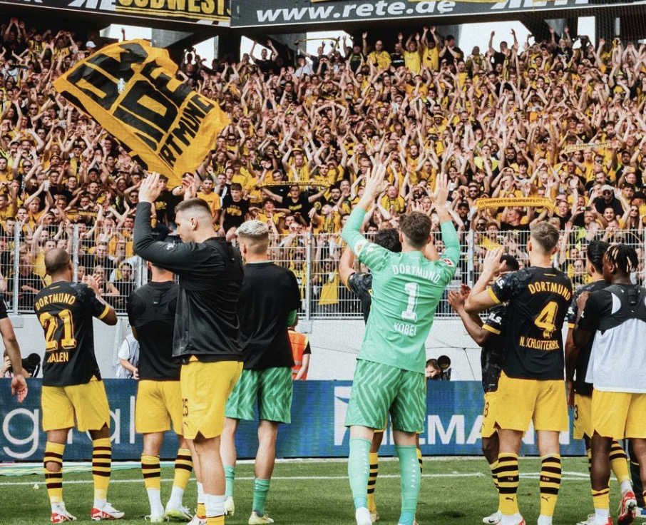 Les joueurs du Borussia Dortmund qui célébrent une victorie avec leurs supporters
