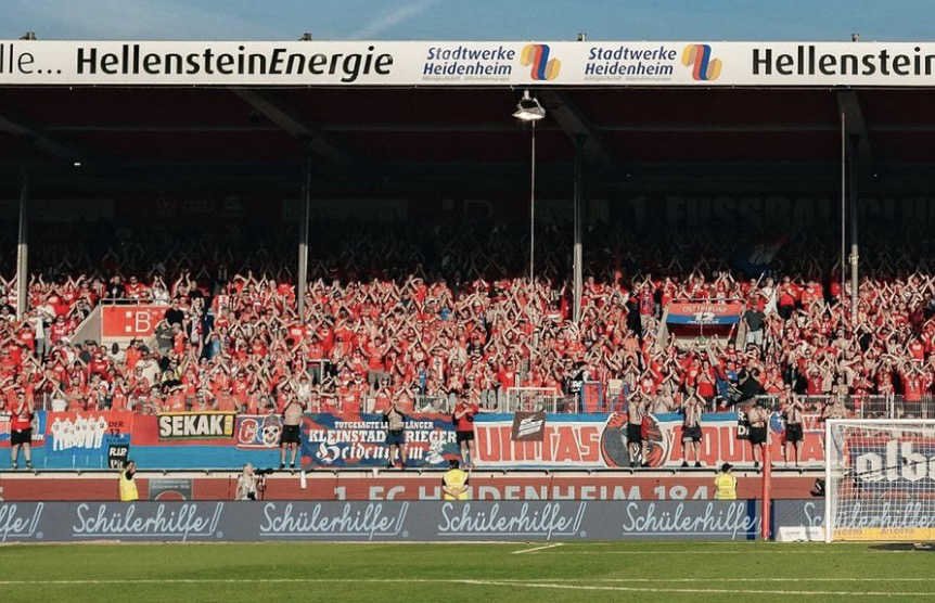 Les tribunes du FC Heidenheim 1846 avec ses supporters