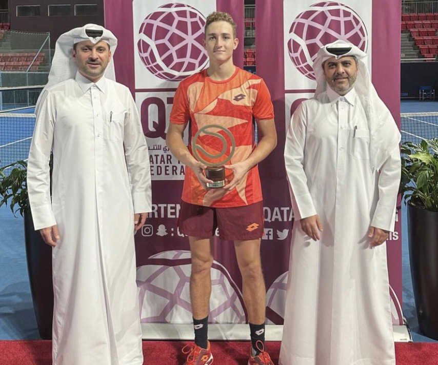 Marat Sharipov avec son titre à Doha