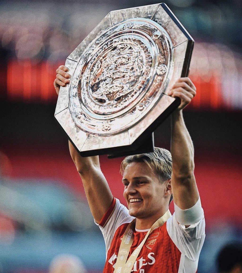Martin Ødegaard avec le trophée du Community Shield