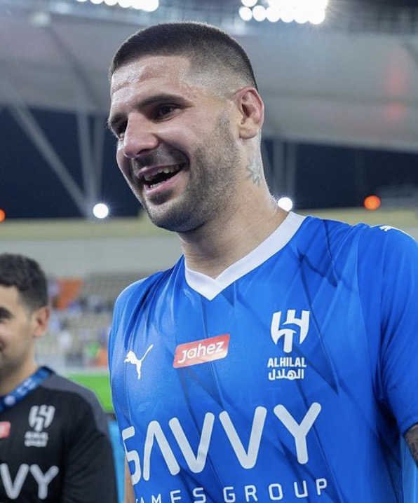 Mitrovic souriant avec sa nouvelle équipe : Al Hilal