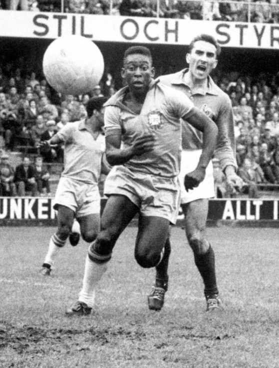 Pelé en pleine action lors de la Finale de la Coupe du Monde 1958 contre la Suède