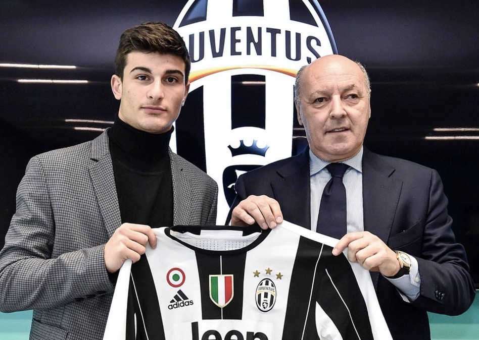 Riccardo Orsolini lors de sa signature à la Juventus