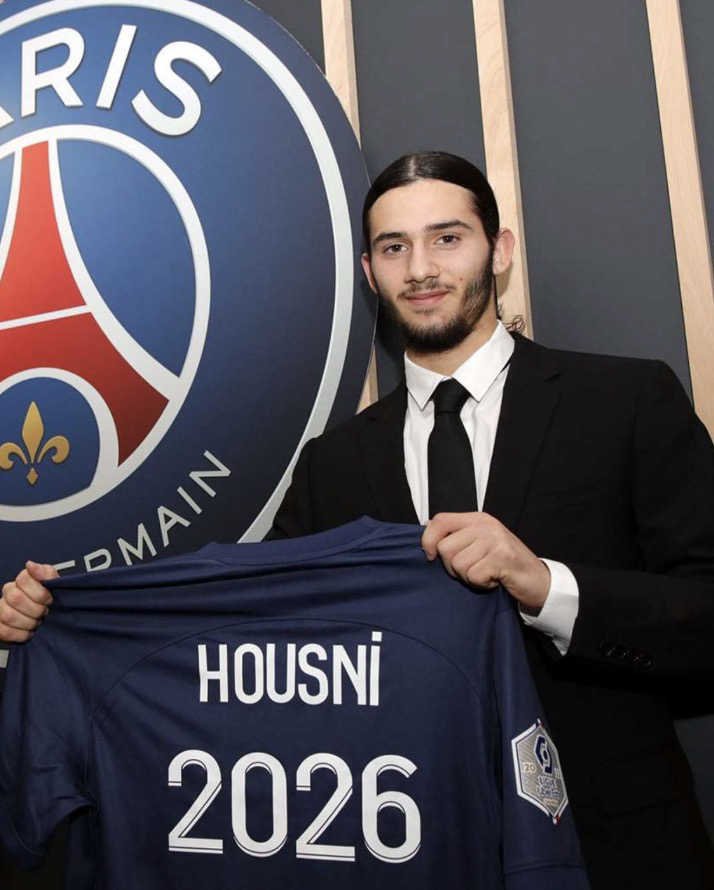 Signature au PSG du premier contrat professionnel de Ilyes Housni 