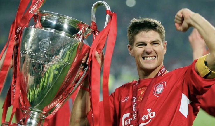 Steven Gerrard célébrant la Ligue des Champions 2005 avec Liverpool contre l’AC Milan