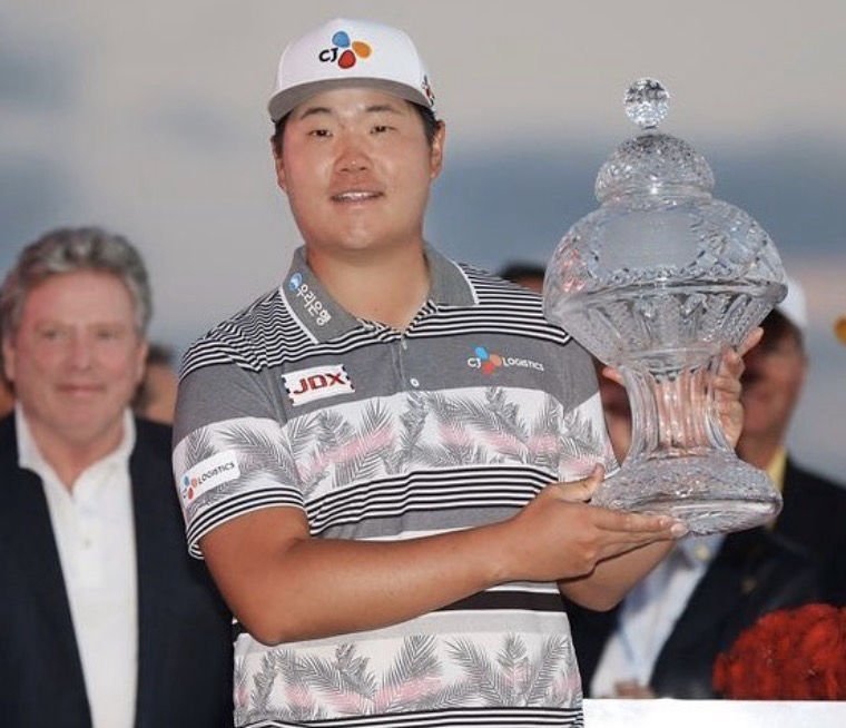 Sungjae Im avec son trophée remporté sur le PGA Tour