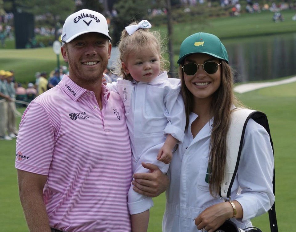 Talor Gooch avec sa femme et sa fille pendant un tournoi de golf