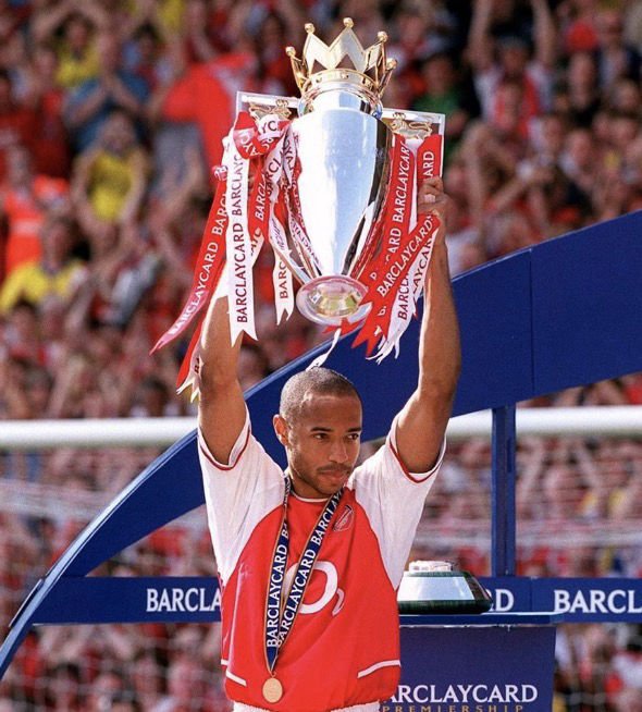 Thierry Henry célébrant le titre de champion de Premier League avec Arsenal