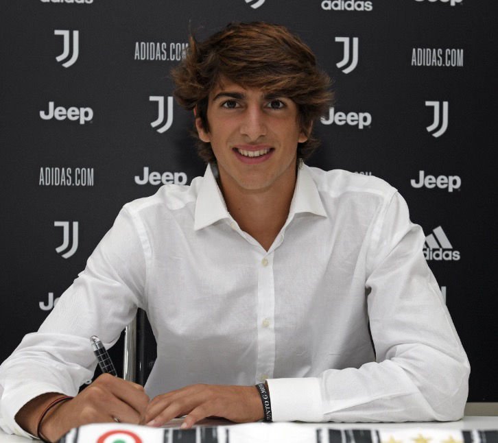 Tommaso Barbieri signature de son premier contrat professionnel avec la Juventus 