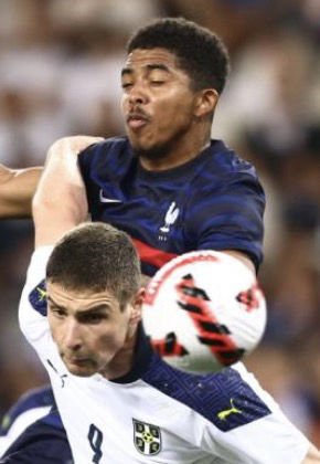 Wesley Fofana en équipe de France de football, duel de la tête.